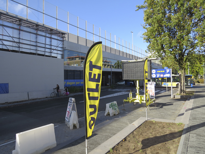 906631 Gezicht op de zijgevel van de IKEA-vestiging (Van Renselaerlaan 7) op de Meubelboulevard te Utrecht, met een ...